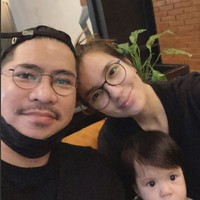 Saya dulu berpikir bahwa saya bisa menghilangkan rasa sakit saya dengan rasa sakit. Tapi saya salah. Ditusuk jarum bukanlah jawaban untuk meringankan rasa sakitku. Itu adalah Yesus, Dia adalah satu-satunya yang dapat menghilangkan rasa sakit dan mengisi lubang di hatiku. Saya masih belajar dan akan selalu belajar untuk mencintai-Nya seperti yang Dia lakukan kepada saya, tulis Sheila. Foto: Instagram/@itssheilamj