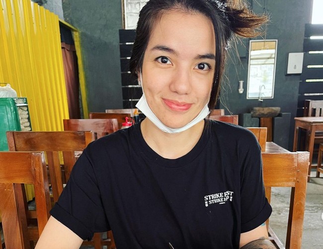 Jika sebelumnya tato tampak menghiasi wajah Sheila Marcia, kini wajahnya jadi terlihat lebih bersih. Bagaimana menurutmu penampilan Sheila Marcia saat ini? Foto: Instagram/@itssheilamj