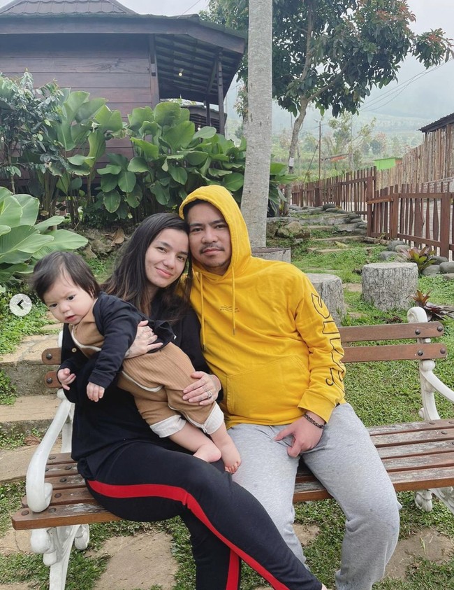 Melalui akun Instagramnya, Sheila Marcia membagikan kisah perjalanannya menghapus tato. Tentu saja dibutuhkan proses hingga tato-tato di tubuhnya itu benar-benar hilang. Foto: Instagram/@itssheilamj