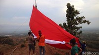 Proses pengibaran membutuhkan kerja keras dan perjuangan warga setempat. Terlebih cuaca kurang bersahabat. Bendera merah putih baru bisa dikibarkan pukul 16.30 WIB. 