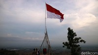 Sedangkan bendera raksasa itu berukuran panjang 9,5 meter dan lebar 6 meter.