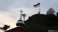 Bendera merah putih raksasa berkibar di Pegunungan Cangkraman Patiayam Kudus, Kamis (28/10/2021).