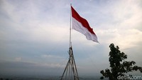 Pengibaran bendera merah putih oleh warga Desa Terban Kecamatan Jekulo dilakukan, Kamis (28/10) sore.