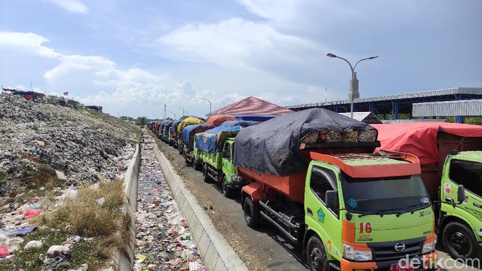 Tempat pembuangan akhir (TPA) sampah di Jabon, Sidoarjo overload. Sanitary landfill juga belum berfungsi, sehingga puluhan truk pengangkut sampah tidak bisa membongkar muatan.