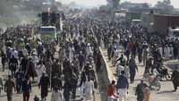 Mereka berunjuk rasa memprotes penahanan pemimpin TLP pada April lalu dan menuntut pengusiran Duta Besar Prancis.