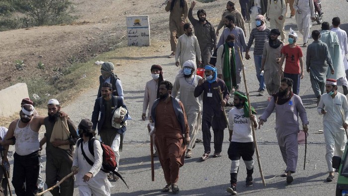 Unjuk Rasa Partai TLP di Pakistan Berujung Ricuh Supporters of Tehreek-e-Labiak Pakistan, a radical Islamist party, help their colleague, left, who was injured in clashes with police, during their protest march toward Islamabad, on a highway in the town of Sadhuke, in eastern Pakistan, Wednesday, Oct. 27, 2021. Violence at the anti-France Islamist rally in Sadhuke left at least one police officer and two demonstrators dead. βThey demanded the expulsion of France's envoy to Pakistan over publication of caricatures of Islam's Prophet Muhammad in France. (AP Photo/K.M. Chaudary)