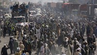 Massa pendukung partai Tehreekk-e-Labbaik Pakistan (TLP) berunjuk rasa di Islamabad, Pakistan, Rabu (27/10). Mereka berunjuk rasa memprotes penahanan pemimpin TLP pada April lalu dan menuntut pengusiran Duta Besar Prancis.
