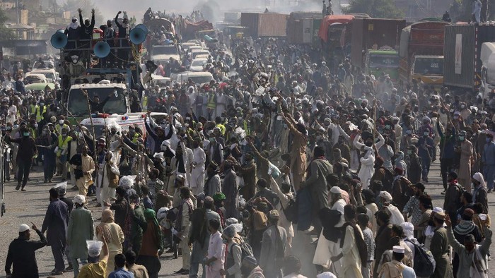 Unjuk Rasa Partai TLP di Pakistan Berujung Ricuh Supporters of Tehreek-e-Labiak Pakistan, a radical Islamist party, help their colleague, left, who was injured in clashes with police, during their protest march toward Islamabad, on a highway in the town of Sadhuke, in eastern Pakistan, Wednesday, Oct. 27, 2021. Violence at the anti-France Islamist rally in Sadhuke left at least one police officer and two demonstrators dead. They demanded the expulsion of France's envoy to Pakistan over publication of caricatures of Islam's Prophet Muhammad in France. (AP Photo/K.M. Chaudary)