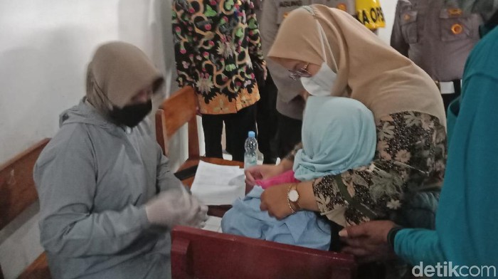 Seorang santriwati di Jombang menangis histeris dan meronta karena takut divaksin COVID-19. Kapolres Jombang AKBP Agung Setyo Nugroho turun tangan membantu menenangkan santriwati tersebut.