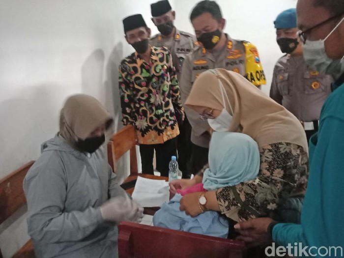 Seorang santriwati di Jombang menangis histeris dan meronta karena takut divaksin COVID-19. Kapolres Jombang AKBP Agung Setyo Nugroho turun tangan membantu menenangkan santriwati tersebut.