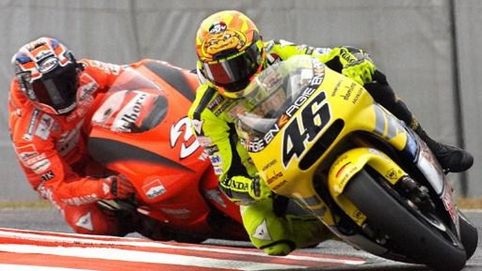Italian rider Valentino Rossi (R) on his Honda leads his compatriot Max Biaggi (L) during the 500cc motorcycle category of the Japanese Grand Prix in Suzuka 08 April 2001. Rossi won the season opening race with a time of 44min 51.501sec while Biaggi came in third.  AFP PHOTO/Toru YAMANAKA (Photo by TORU YAMANAKA / AFP)