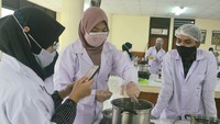 Zainul Arifin, mahasiswa Departemen IPTP IPB University berharap, praktikum wol, madu, kunjungan ke rumah pemotongan hewan, dan kuliah tatap muka ke depan mendukung penerapan dan pembuktian teori dari pembelajaran, seperti praktikum Inovasi Teknologi Daging tersebut. Foto: detikcom/Trisna Wulandari