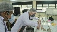 Mahasiswa di laboratorium juga memeragakan praktikum via video conference untuk rombongan belajar mahasiswa yang kebagian jadwal kuliah dari rumah. Di samping itu, rombongan belajar di rumah juga dapat melihat praktikum dari rekaman kamera yang dipasang di sejumlah titik dalam laboratorium. Foto: detikcom/Trisna Wulandari