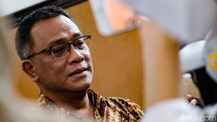 Jumhur Hidayat menjalani sidang vonis pada kasus berita bohong terkait omnibus law Undang-Undang Cipta Kerja. Vonis pun ditunda selama 2 pekan.