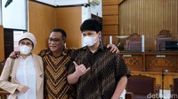 Usai memberikan pernyataan pers kepada media usai vonis ditunda, Jumhur berfoto bersama istri dan anaknya.  