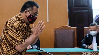 Vonis Jumhur Hidayat di Kasus Berita Bohong Ditunda