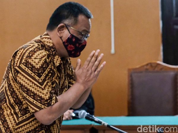 Vonis Jumhur Hidayat di Kasus Berita Bohong Ditunda