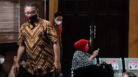 Jumhur memasuki ruang sidang utama Pengadilan Negeri Jakarta Selatan (PN Jaksel), Jl Ampera Raya, Jaksel, Kamis (28/10/2021). Hakim pun menyatakan pembacaan vonis ditunda sampai hari Kamis, 11 November 2021 mendatang.