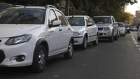 Diketahui, antrean panjang kendaraan itu terjadi karena sejumlah pom bensin di Iran lumpuh imbas terdampak serangan siber. AP Photo/Vahid Salemi.