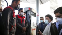 Dalam foto yang dirilis situs resmi kantor Kepresidenan Iran, Presiden Ebrahim Raisi tengah berbicara dengan para pekerja di pom bensin yang ada di kawasan Tehran, Iran, Rabu (27/10/2021) waktu setempat. Iranian Presidency Office via AP. 