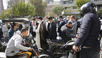 Dalam kunjungannya terkait serangan siber yang mengganggu distribusi BBM di Iran, Presiden Ebrahim Raisi juga tampak mengecek kondisi pom bensin dan berbicara dengan sejumlah warga. Iranian Presidency Office via AP.