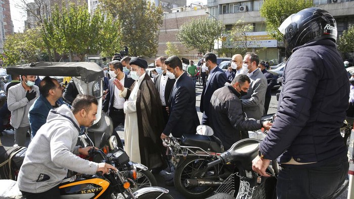 Waduh, Gegara Serangan Siber Iran Krisis BBM Sejumlah pom bensin di Iran lumpuh imbas terdampak serangan siber. Kondisi tersebut membuat antrean panjang terlihat di sejumlah pom bensin.