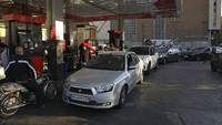 Antrean panjang kendaraan roda empat terlihat di salah satu pom bensin yang ada di kawasan Tehran, Iran, Rabu (27/10/2021) waktu setempat. AP Photo/Vahid Salemi.