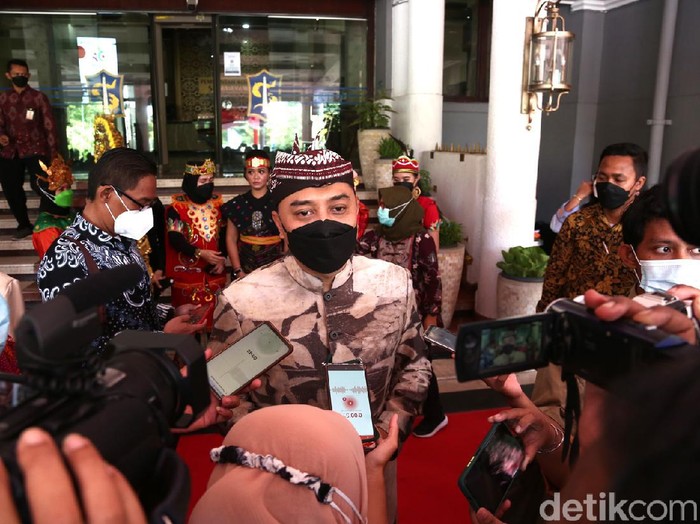 Pemerintah menghapus cuti bersama Hari Natal dan Tahun Baru. Itu dilakukan untuk membatasi mobilitas warga sehingga tidak terjadi ledakan COVID-19 gelombang 3.