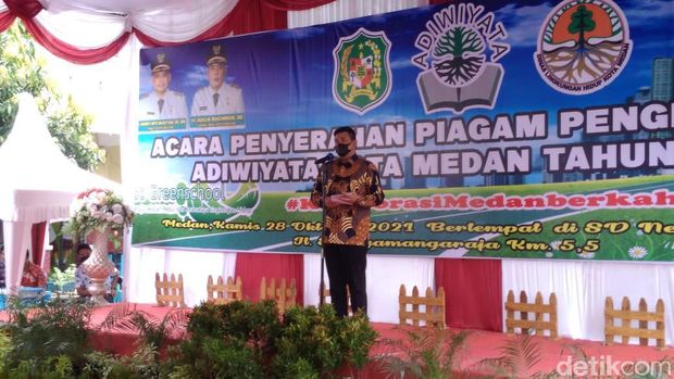 Walkot Medan Bobby Nasution saat memberi sambutan penyerahan piagam penghargaan Adiwiyata Kota Medan.