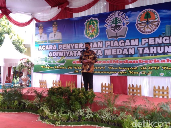 Walkot Medan Bobby Nasution saat memberi sambutan penyerahan piagam penghargaan Adiwiyata Kota Medan.