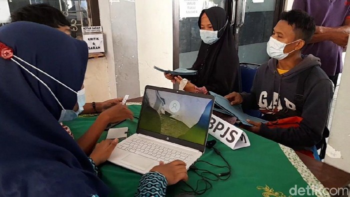 Warga mengajukan reaktifasi data BPJS PBI di Dinsos Brebes.
