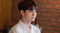 Foto-foto tersebut memperlihatkan hari pertama Kang Go Bi bekerja sebagai barista. Foto: (dok. Instagram @kakaotv.official)