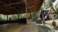 Tak jauh dari lokasi camping, ada juga gazebo sebagai salah satu fasilitas dengan ruang terbuka untuk menjadi tempat alternatif berkumpul.