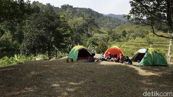 Pengunjung juga bisa bersantai sekaligus berswafoto di lokasi tersebut dengan latar belakang tempat camping ground. Pengunjung juga bisa bersantai sekaligus berswafoto di lokasi tersebut dengan latar belakang tempat camping ground.
