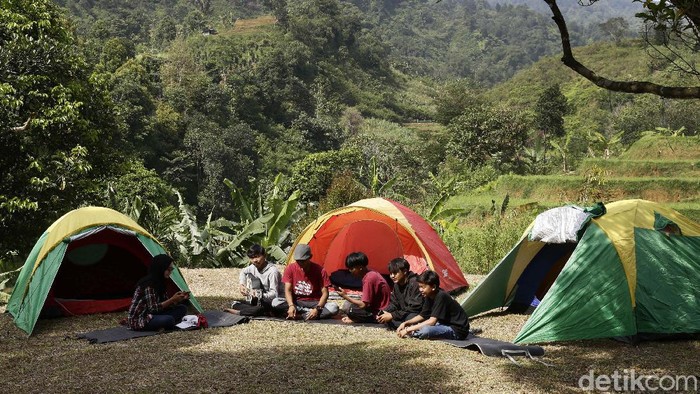 Yuk Kemping di Desa Wisata Kiarasari Bogor Selain alamnya yang asri, Desa Wisata Kiarasari, Kecamatan Sukajaya, Kabupaten Bogor, juga menyajikan area camping ground. Yuk lihat.