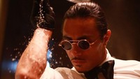 Salt Bae bakal menekuk satu tangannya saat menaburi garam ke daging. Ia juga melakukannya dari jauh. Berkat atraksi unik ini, banyak selebriti dan tokoh dunia tertarik bersantap di restorannya.