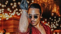 Keberuntungan menyelimuti dirinya pada tahun 2017. Saat itu ia viral di internet karena gayanya menabur garam. Video uniknya ditonton lebih dari 10 juta kali, diubah jadi format GIF, dan bahkan dibagikan oleh Bruno Mars.