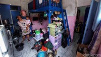 Saat ini warga masih tinggal di shelter sementara Kampung Kunir. Shelter itu digunakan untuk tempat tinggal sementera sembari menunggu pembangunan Kampung Susun.