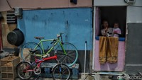 Pembangunan Kampung Susun Kunir dilaksanakan oleh PT Karya Bangun melalui dana konversi kewajiban pembiayaan pembangunan rumah susun sederhana pemegang izin pemanfaatan ruang.