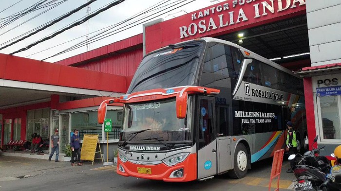 Armada bus PO Rosalia Indah di Kantor Pusat, Palur, Karanganyar