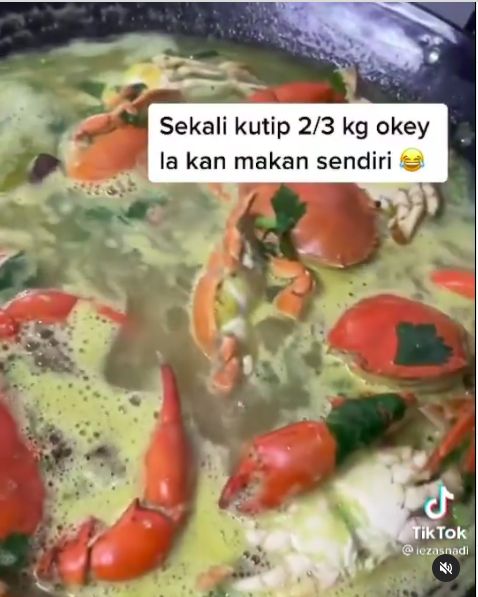 Ayah Rela Cari Kepiting Malam Hari untuk Makan Putrinya yang Mudik