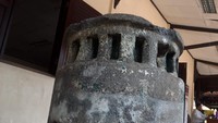 Foto: Pengurus Bidang Pusat Konservasi dan Restorasi Cagar Budaya Disbud DKI Jakarta, Teguh Mardiuntoro menyebut batu tersebut berusia 300 tahun lebih. Batu tersebut diduga dibuat pada abad ke-17. (Rakha Arlyanto Darmawan/detikcom)