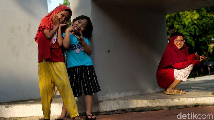 Bermain di Luar Rumah di Tengah Hantaman Gadget Manusia yang hidup di era modern sekarang ini begitu dekat dengan gadget, tidak terkecuali anak-anak. Bermain serta bersolialisasi di luar rumah pun kini diperlukan. Seperti terlihat di Taman Puring, Jakarta Selatan, Jumat (29/10/2021).