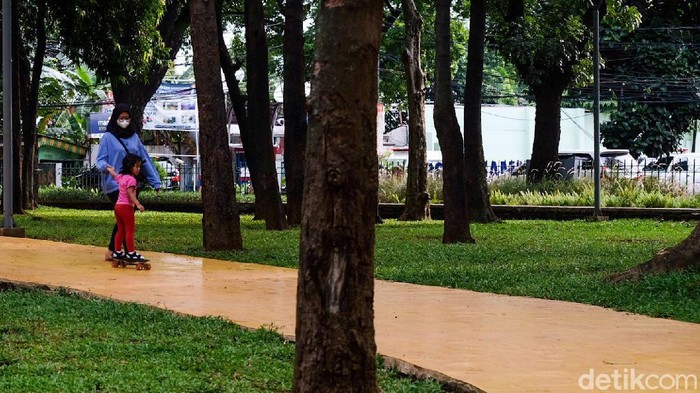 Bermain di Luar Rumah di Tengah Hantaman Gadget Manusia yang hidup di era modern sekarang ini begitu dekat dengan gadget, tidak terkecuali anak-anak. Bermain serta bersolialisasi di luar rumah pun kini diperlukan. Seperti terlihat di Taman Puring, Jakarta Selatan, Jumat (29/10/2021).
