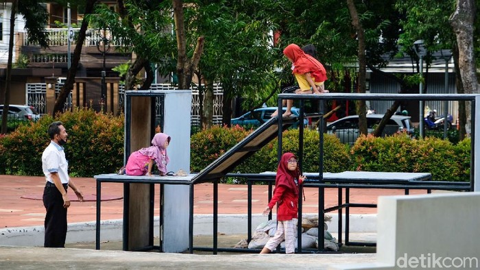 Bermain di Luar Rumah di Tengah Hantaman Gadget Manusia yang hidup di era modern sekarang ini begitu dekat dengan gadget, tidak terkecuali anak-anak. Bermain serta bersolialisasi di luar rumah pun kini diperlukan. Seperti terlihat di Taman Puring, Jakarta Selatan, Jumat (29/10/2021).