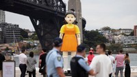Masyarakat kota Sydney berbondong-bondong melihat boneka raksasa Younghee.  Foto: Getty Images/Brook Mitchell