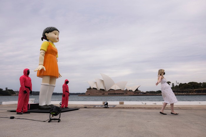 Boneka Younghee Squid Game Kini Ada di Sydney! SYDNEY, AUSTRALIA - OCTOBER 29: A replica animated doll from the series