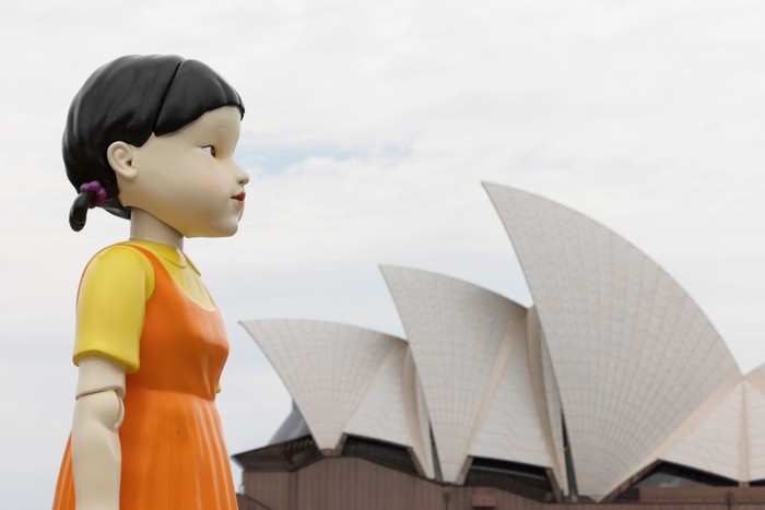 Boneka Younghee Squid Game Kini Ada di Sydney! SYDNEY, AUSTRALIA - OCTOBER 29: A replica animated doll from the series