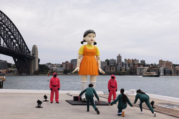 Boneka Younghee Squid Game Kini Ada di Sydney! SYDNEY, AUSTRALIA - OCTOBER 29: A replica animated doll from the series