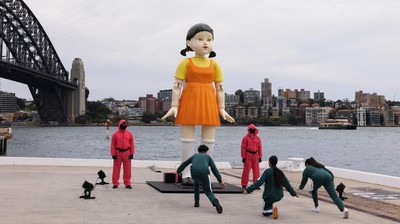 Boneka Younghee Squid Game Kini Ada di Sydney!